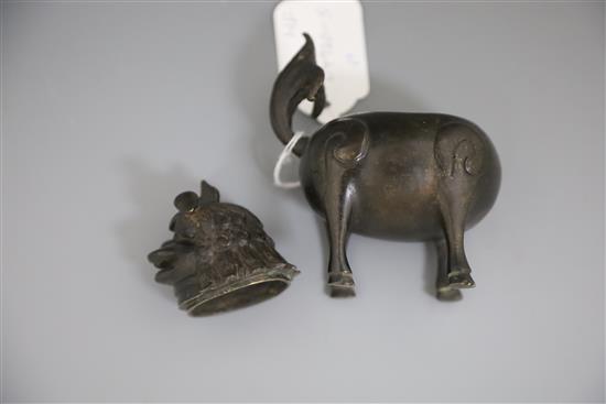 A Chinese bronze mythical beast censer and cover (Luduan), 17th century, H.11.5cm